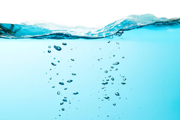 Воздушные пузырьки плавают под водой. Брызги воды. Волна воды. Кислородное расслабление. Синяя вода на белом фоне.