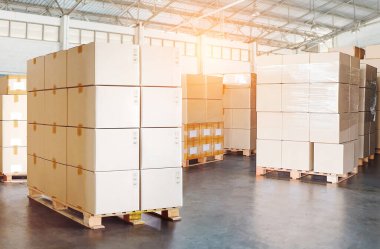 Paket Kutuları Depo 'daki Paletlere Yığıldı. Karton kutular, karton kutular, iş, ticaret. Toplu Mallar Paletleri. Tedarik zinciri, erzak sevkiyatı. Depo, Depo Nakliye Lojistiği.
