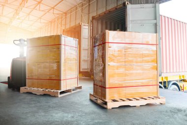 Paket Kutuları, Paletlere Paketlenmiş Plastik. Depo rıhtımında konteyner kamyonları yükleniyor. Dağıtım Deposu Nakliye, Malzeme Zinciri, Sevkiyat. Nakliye Aracı Lojistik Taşımacılığı.