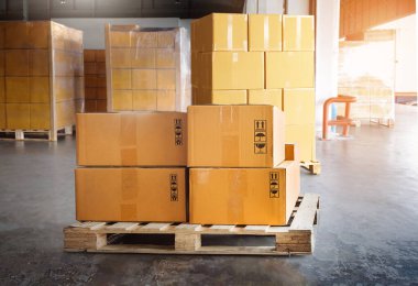 Paket Kutuları Paletlere Yığıldı. Karton kutular, karton kutular, iş, ticaret. Kargo Paketleri Kutuları. Malzeme sevkiyatı. Depo Nakliye Lojistiği.