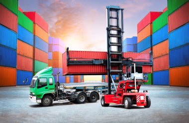 Konteyner Crane Traktörü, konteyner kutusu ve karavan kamyonlarını kaldırıyor. Lojistik Taşımacılık Endüstrisi 'nin idaresi. Kargo konteynırı gemileri, Nakliye Kamyonu İthalat-İhracat. Depo Nakliye Limanı.