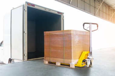 Paket kutuları kargo kamyonuna yükleniyor. Forklift Palet Jack. Konteynır nakliyesi. Tedarik Zinciri, Malzemeler, Dağıtım. Nakliye Aracı Lojistik Kargo Taşımacılığı.
