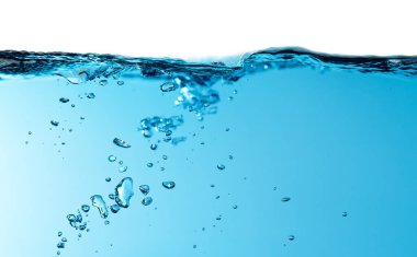 Hava kabarcıkları suyun altında yüzer. Su sıçraması. Su Dalgası. Oksijen Gevşemesi. Beyaz Arkaplanda Mavi Su.