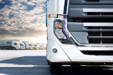 Depo Limanı 'ndaki otoparkta yarı kamyonların önünde. Traktör kamyonu. Konteynır nakliyesi. Ekonomik İş Taşımacılığı Yolda. İçeri- Dışarıya aktar. Kamyonculuk. Kamyon Taşımacılığı Lojistik Taşımacılığı.