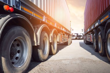  Park yerindeki yarı karavan kamyonları. Ekonomik İş Taşımacılığı Yolda. Kamyon Tekerlekleri. Kargo konteynırı nakliyesi. İçeri- Dışarıya aktar. Kamyon Taşımacılığı Lojistik Taşımacılığı.