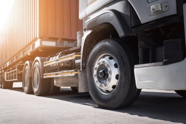 Park yerindeki yarı karavan kamyonları. Traktör kamyonu. Kamyon Tekerleği. Ekonomik İş Taşımacılığı Yolda. Kargo İthalat-İhracat. Lorry Diesel. Nakliye Aracı Lojistik Taşımacılığı