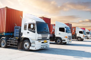 Depo Limanı 'ndaki otoparkta yarı karavan kamyonları. Kargo konteynırı nakliyesi. Ekonomik İş Taşımacılığı Yolda. İçeri- Dışarıya aktar. Kamyonculuk. Lorry Diesel Truck. Yük Lojistik Taşımacılığı.