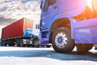 Park yerindeki yarı karavan kamyonları. Traktör kamyonu. Ekonomik İş Taşımacılığı Yolda. Kargo İthalat-İhracat. Lorry Diesel 'i taşıyorum. Nakliye Aracı Lojistik Taşımacılığı