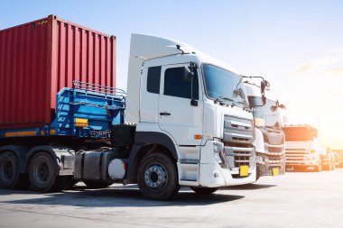 Depo Limanı 'ndaki otoparkta yarı karavan kamyonları. Kargo konteynırı nakliyesi. Ekonomik İş Taşımacılığı Yolda. İçeri- Dışarıya aktar. Kamyonculuk. Lorry Diesel Truck. Yük Lojistik Taşımacılığı.