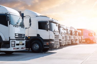 Depo Limanı 'ndaki otoparkta yarı kamyonlar bekliyor. Traktör kamyonu. Konteynır nakliyesi. Ekonomik İş Taşımacılığı Yolda. İçeri- Dışarıya aktar. Kamyonculuk. - Lorry. Nakliye Aracı Taşımacılığı