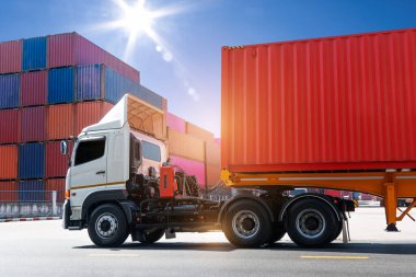 Yarı karavan kamyonları Depo Limanı 'nda. Kargo konteynırı nakliyesi. Ekonomik İş Taşımacılığı Yolda. İçeri- Dışarıya aktar. Kamyonculuk. Lorry Diesel Truck. Nakliye Aracı Taşımacılığı.