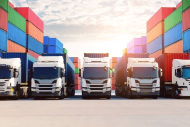 Limandaki yarı karavan kamyonları ve istiflenmiş konteynırlar. Lojistik Taşımacılık Endüstrisi 'nin idaresi. Kargo konteynırı nakliyesi, nakliye kamyonu ithalat-ihracatı. Dağıtım Deposu. Lojistik Taşıma.