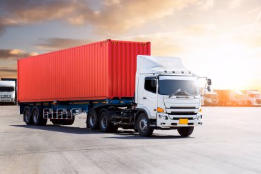 Sunset Sky ile park alanında yarı karavan kamyonları. Traktör kamyonu. Ekonomik İş Taşımacılığı Yolda. Kargo İthalat-İhracat. Lorry Diesel 'i taşıyorum. Nakliye Aracı Lojistik Taşımacılığı.