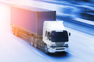 Yarı Karavan Kamyonu Otoyol 'da. Ekonomik İş Taşımacılığı Yolda. Kargo konteynırı nakliyesi. İçeri- Dışarıya aktar. Lorry Diesel 'i taşıyorum. Nakliye Aracı Lojistik Taşımacılığı.