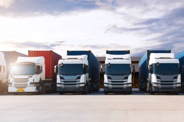 Depo Limanı 'ndaki otoparkta yarı karavan kamyonları. Kargo konteynırı nakliyesi. Ekonomik İş Taşımacılığı Yolda. İçeri- Dışarıya aktar. Kamyonculuk. Lorry Diesel Truck. Yük Lojistik Taşımacılığı.