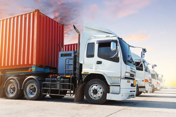 Depo Limanı 'ndaki otoparkta yarı karavan kamyonları. Traktör kamyonu. Konteynır nakliyesi. Ekonomik İş Taşımacılığı Yolda. İçeri- Dışarıya aktar. Kamyonculuk. - Lorry. Nakliye Aracı Taşımacılığı