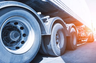 Karavan Kamyonu Tekerlekleri. Park yerindeki kamyonet. Traktör kamyonu, Lorry Diesel Truck. Yük Lojistik Taşımacılığı.