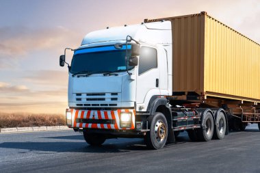 Yarı karavan kamyonu Sunset Sky 'la birlikte yolda gidiyor. Traktör kamyonu. Kargo konteynırı nakliyesi. Ekonomik İş Taşımacılığı Yolda. Lorry Diesel 'i taşıyorum. Nakliye Aracı Lojistik Taşımacılığı.