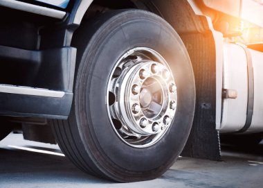 Ön Kamyon Tekerlekleri. Krom Tekerlekler. Büyük Rig. Traktör kamyonu, Lorry Diesel Truck. Nakliye Aracı Lojistik Taşımacılığı.