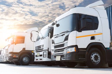 Park yerindeki yarı kamyonların olduğu sıra. Big Rig, Traktör Truck. Konteynır nakliyesi. Ekonomik İş Taşımacılığı Yolda. Nakliye İthalat-İhracat. Kamyonculuk. - Lorry. Nakliye Aracı Taşımacılığı