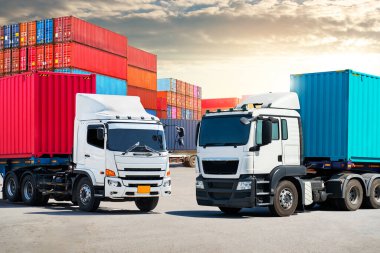 Depo Limanı 'ndaki otoparkta yarı karavan kamyonları var. Ekonomik İş Taşımacılığı Yolda. Kargo konteynırı. İthalat-ihracat. Dağıtım Deposu. Nakliye Aracı Lojistik Taşımacılığı.