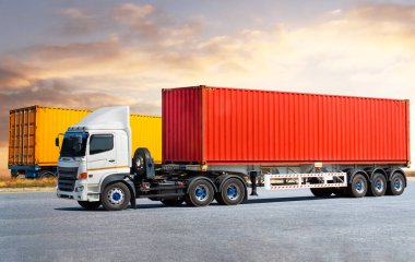 Yarı karavan kamyonları Sunset 'le birlikte yolda gidiyor. Nakliye konteynerleri. Büyük teçhizat, yarı kamyon. Nakliye kamyonu ithalat-ihracatı. Dağıtım Deposu. Nakliye Aracı Lojistik Kargo Taşımacılığı.