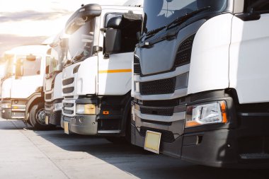 Otoparktaki yarı kamyonlar. Big Rig, Traktör Truck. Konteynır nakliyesi. Ekonomik İş Taşımacılığı Yolda. Nakliye İthalat-İhracat. Kamyonculuk. - Lorry. Nakliye Aracı Taşımacılığı.