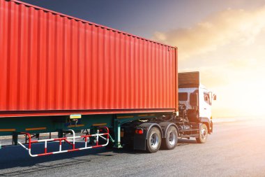 Yarı karavan kamyonu Sunset gökyüzü ile birlikte yolda gidiyor. Kargo konteynırı. Ekonomik İş Taşımacılığı Yolda. Lorry Diesel 'i taşıyorum. Nakliye Aracı Lojistik Taşımacılığı.