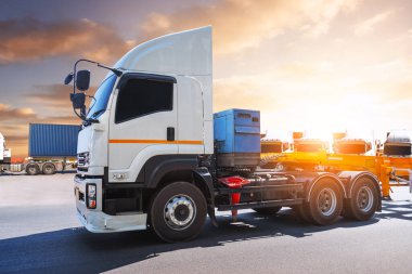 Depo Limanı 'ndaki otoparkta yarı karavan kamyonları. Traktör kamyonu. Büyük Rig. Ekonomik İş Taşımacılığı Yolda. Nakliye İthalat-İhracat. Kamyonculuk. Nakliye Aracı, Lojistik Taşımacılık.