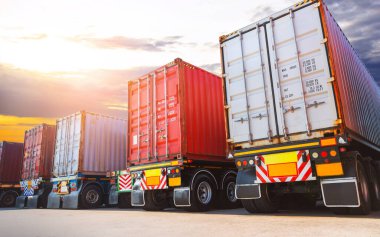 Park yerindeki konteynır kamyonları. Büyük Rig. Kargo konteynırı. Ekonomik İş Taşımacılığı Yolda. Nakliye İthalat-İhracat. Kamyonculuk. Nakliye Aracı Taşımacılığı