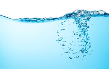 Hava kabarcıkları suda yüzer. Saf su, oksijen gevşemesi. Beyaz Arkaplanda Mavi Su.