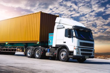 Yarı karavan kamyonları yolda gidiyor. Nakliye konteynerleri. Büyük teçhizat, yarı kamyon. Nakliye kamyonu ithalat-ihracatı. Dağıtım Nakliye Deposu. Nakliye Aracı Lojistik Kargo Taşımacılığı.