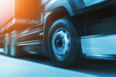Semi Trailer Truck 'ın Yolda Sürüşü. Hızlı Dönen Tekerlekler. Kargo konteynırı. Ekonomik Taşımacılık Şirketi. Ekonomik İş Taşımacılığı Yolda. Kamyonculuk. Yük Lojistiği