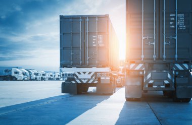 Park yerindeki yarı karavan kamyonları. Büyük kamyon. Kargo konteynırı. Ekonomik İş Taşımacılığı Yolda. Nakliye İthalat-İhracat. Kamyonculuk. Lorry Diesel Truck. Yük Lojistik Taşımacılığı.