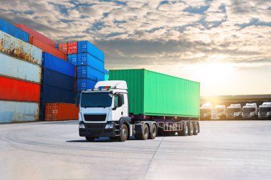 Depo Limanı 'ndaki otoparkta yarı karavan kamyonları. Nakliye konteynırı. Rıhtım deposunda yük kamyonu var. Dağıtım Deposu Merkezi. Nakliye Aracı Lojistiği, Kargo Taşımacılığı.