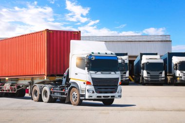 Depo 'daki otoparkta yarı karavan kamyonları. Kargo konteynırı. Rıhtım deposunda yük kamyonu var. Dağıtım Deposu Merkezi. Yük Lojistik Kamyonu, Kargo Taşımacılığı.