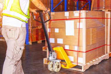 Depoda Paket Kutuları Yükleyen İşçiler. Forklift Palet Yükleyici. Dağıtım Deposu. Tedarik Zinciri, Nakliye Malzemeleri Deposu. Lojistik.