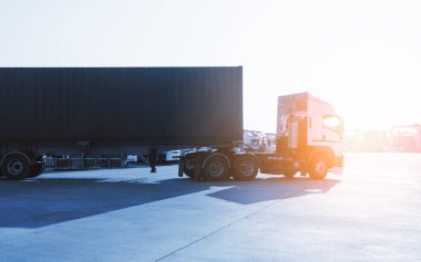 Limandaki otoparkta yarı karavan kamyonları. Büyük kamyon. Kargo konteynırı. Ekonomik İş Taşımacılığı Yolda. Nakliye İthalat-İhracat. Kamyonculuk. Kamyon Taşımacılığı Lojistik Taşımacılığı.