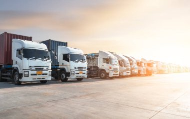 Otoparka park etmiş bir sürü yarı karavan kamyonu var. Big Rig, Traktör Truck. Kargo konteynırı. Ekonomik İş Taşımacılığı Yolda. Kamyonculuk. Nakliye Aracı Taşımacılığı