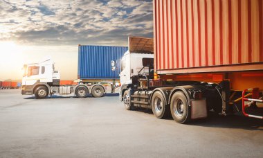 Sunset Sky ile park alanında yarı karavan kamyonları. Big Rig, Traktör Truck. Kargo konteynırı. Ekonomik İş Taşımacılığı Yolda. Kamyonculuk. Nakliye Aracı, Lojistik Taşımacılık.