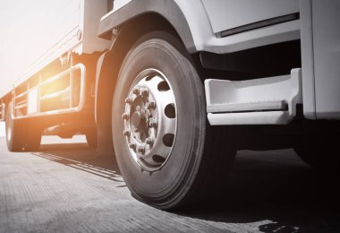 Ön Kamyon Tekerlekleri. Ekonomik İş Taşımacılığı Yolda. Nakliye kamyonu. Kamyonculuk. Lorry Diesel Truck. Yük Lojistik Taşımacılığı.
