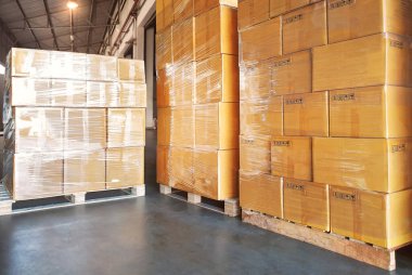 Depo 'daki Paletler' e istiflenmiş paket kutuları. Kutular, karton kutular. Depo deposu. Malzeme sevkiyatı. Tedarik Zinciri, Nakliye Deposu Lojistiği.