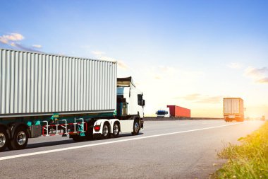 Yarı Karavan Kamyonları Otoyol 'da Araba Kullanıyor. Nakliye konteynerleri. Büyük teçhizat, yarı kamyon. Nakliye İthalat-İhracat. Lojistik Deposu. Nakliye Aracı Lojistiği, Kargo Taşımacılığı.