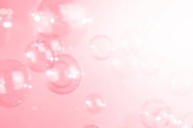 Havada yüzen güzel pembe sabun köpükleri. Kutlama Şenliği Arkaplanı. Tazelik sabunu köpüklü su. Pembe ve Beyaz Gradyan Yapısı. Soyut Arkaplan.