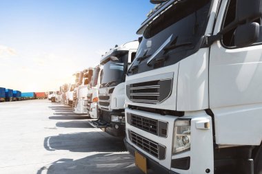 Park yerine park etmiş yarı kamyonların olduğu sıra. Big Rig, Traktör Truck. Limanda kargo kamyonu nakliyesi. Ekonomik İş Taşımacılığı Yolda. Kamyonculuk. Nakliye Aracı Taşımacılığı.