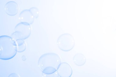 Havada yüzen güzel şeffaf sabun köpükleri. Tazelik sabunu köpüklü su. Kutlama Şenliği Arkaplanı. Soyut Beyaz Derece ve Mavi Döşemeli Arkaplan.