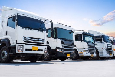 Park yerine park etmiş yarı kamyonların olduğu sıra. Big Rig, Traktör Truck. Limanda kargo kamyonu nakliyesi. Ekonomik İş Taşımacılığı Yolda. Kamyonculuk. Nakliye Aracı Taşımacılığı.