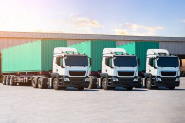 Depo 'daki otoparkta yarı karavan kamyonları. Kargo konteynırı. Rıhtım deposunda yük kamyonu var. Dağıtım Deposu. Büyük kamyon. Nakliye Aracı Taşımacılığı.