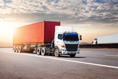 Semi Trailer Trucks Sunset 'te High Way' de araba sürüyor. Big Rig, Semi Truck Traktörü. Kargo konteynerleri. Nakliye kamyonu ithalat-ihracat deposu. Kamyon Lojistiği, Kargo Taşımacılığı.