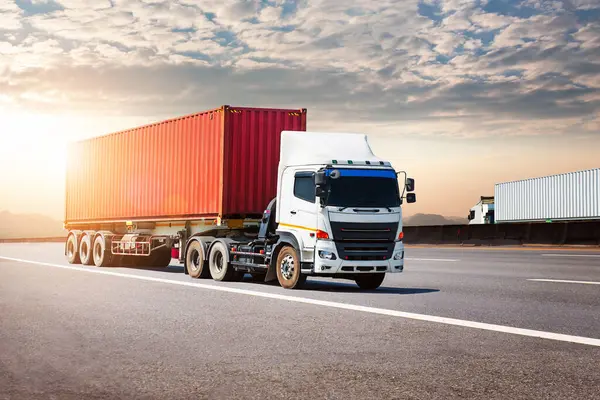 Semi Trailer Trucks Sunset 'te High Way' de araba sürüyor. Big Rig, Semi Truck Traktörü. Kargo konteynerleri. Nakliye kamyonu ithalat-ihracat deposu. Kamyon Lojistiği, Kargo Taşımacılığı.